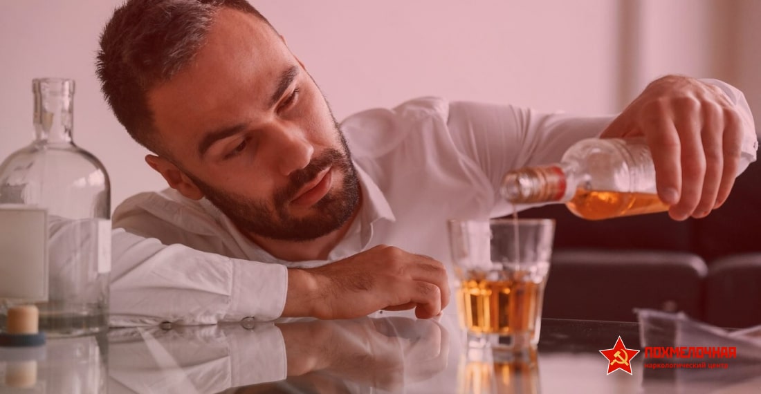 Мужчина наливает алкоголь в бокал